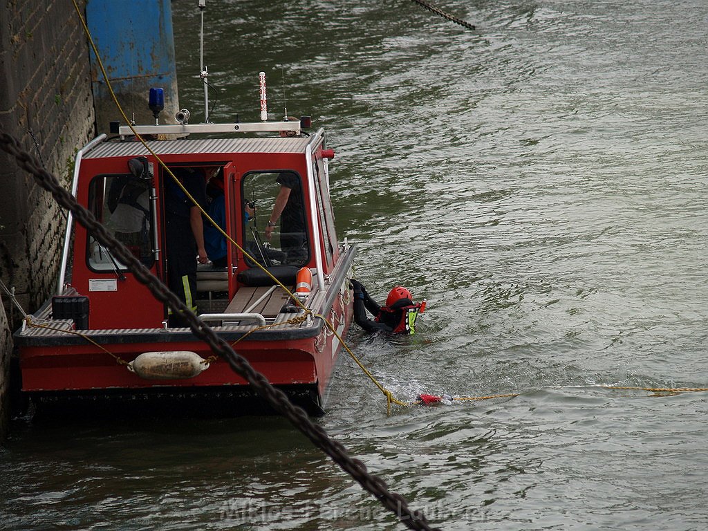 Uebung BF Koeln und DRLG Person im Rhein bei Koeln P602.JPG